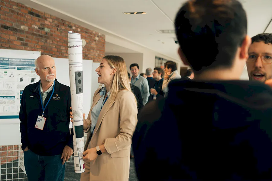 summit-web_0002_rsrt_boston_2025_hallway_session-9