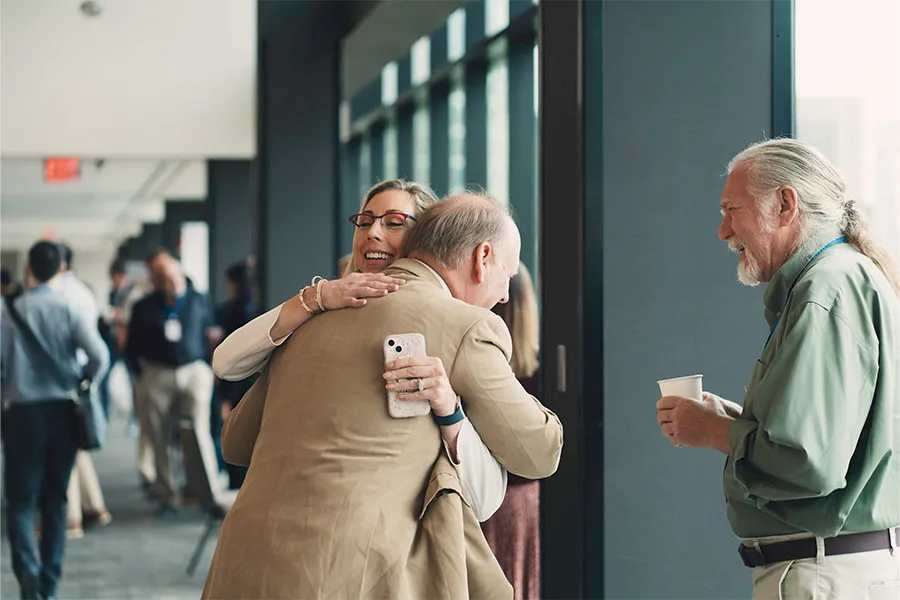 summit-web_0005_rsrt_boston_2025_hallway_session-19